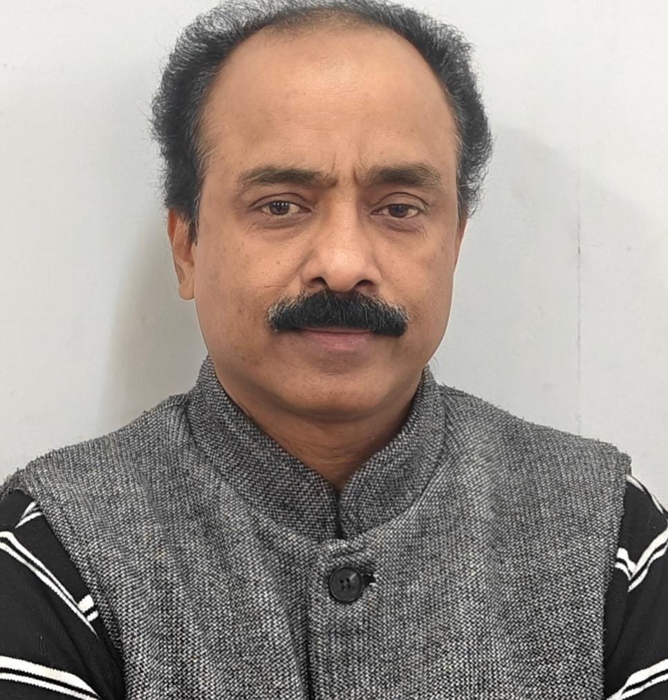 ग्रेटर नोएडा के एवीजे हाइट्स सोसाइटी में टॉवरों से झड़ता प्लास्टर। स्रोत निवासी