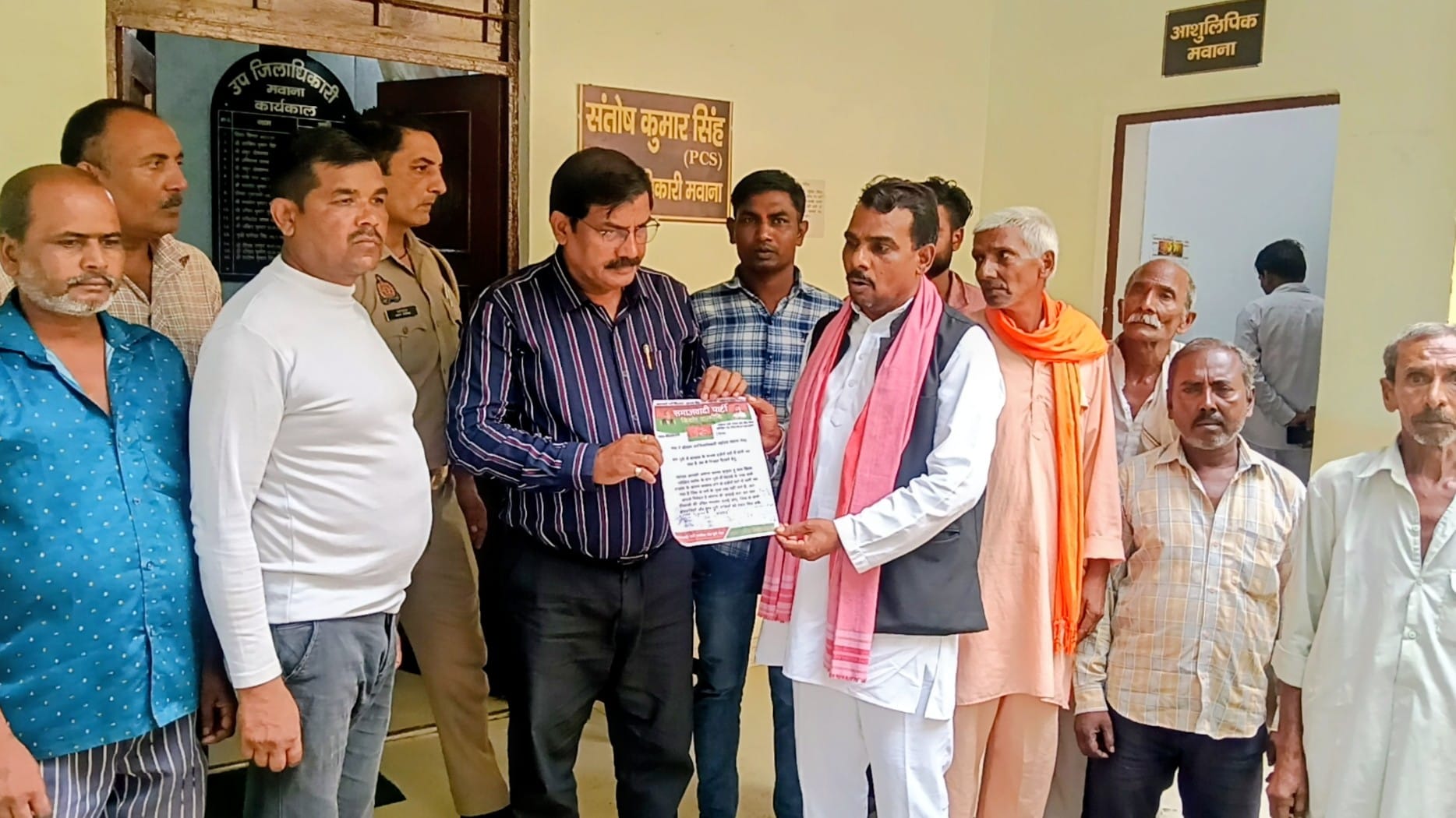 गांव पुठ्ठी में घरों में भरा पानी। (स्त्रोत ग्रामीण) मवाना।