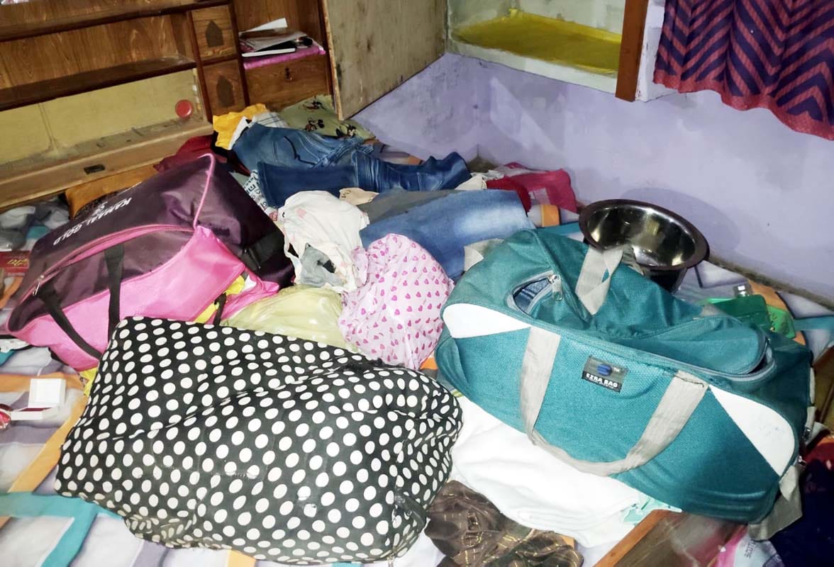 गांव रामपुर कलां में चोरी की सूचना पर जांच करती पुलिस से नाराजगी जताते व्यापारी। संवाद गांव रामपुर कलां में चोरी की सूचना पर जांच करती पुलिस से नाराजगी जताते व्यापारी। संवाद