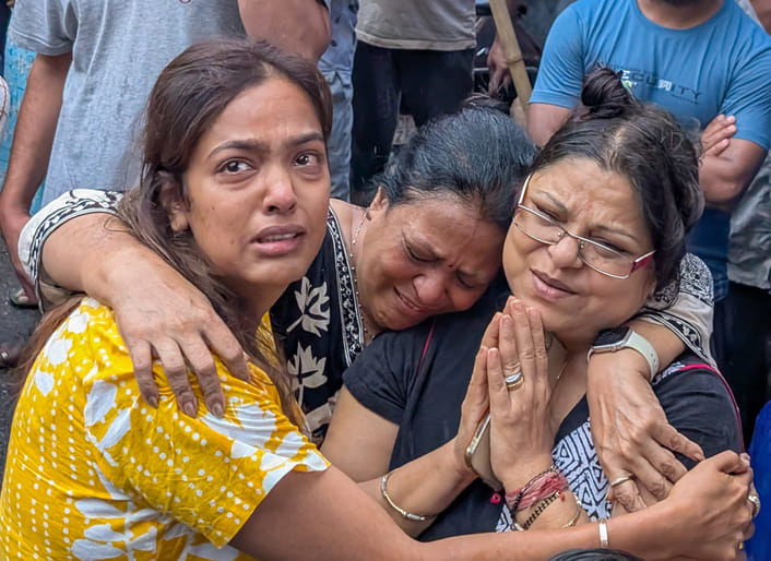 घंटाघर बाजार में जूते के शोरूम की चौथी मंजिल पर लगी आग। संवाद घंटाघर बाजार में जूते के शोरूम की चौथी मंजिल पर लगी आग। संवाद