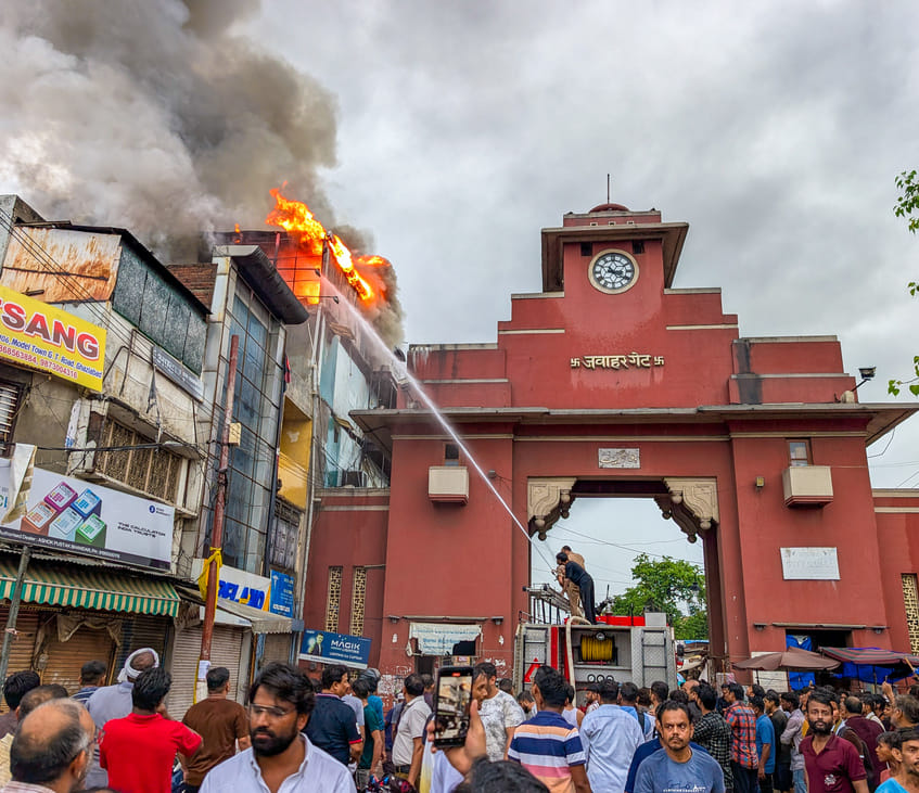 घंटाघर बाजार में जूते के शोरूम की चौथी मंजिल पर लगी आग। संवाद घंटाघर बाजार में जूते के शोरूम की चौथी मंजिल पर लगी आग। संवाद