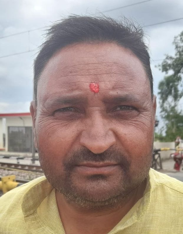 इन्हें नहीं है जान की परवाह : रिंग रोड पर रेलवे क्रॉसिंग बंद होने पर बूम के नीचे से बाइक निकालत