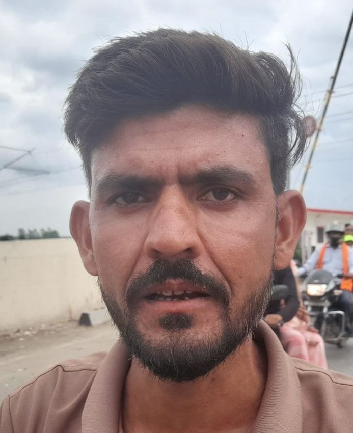 इन्हें नहीं है जान की परवाह : रिंग रोड पर रेलवे क्रॉसिंग बंद होने पर बूम के नीचे से बाइक निकालत