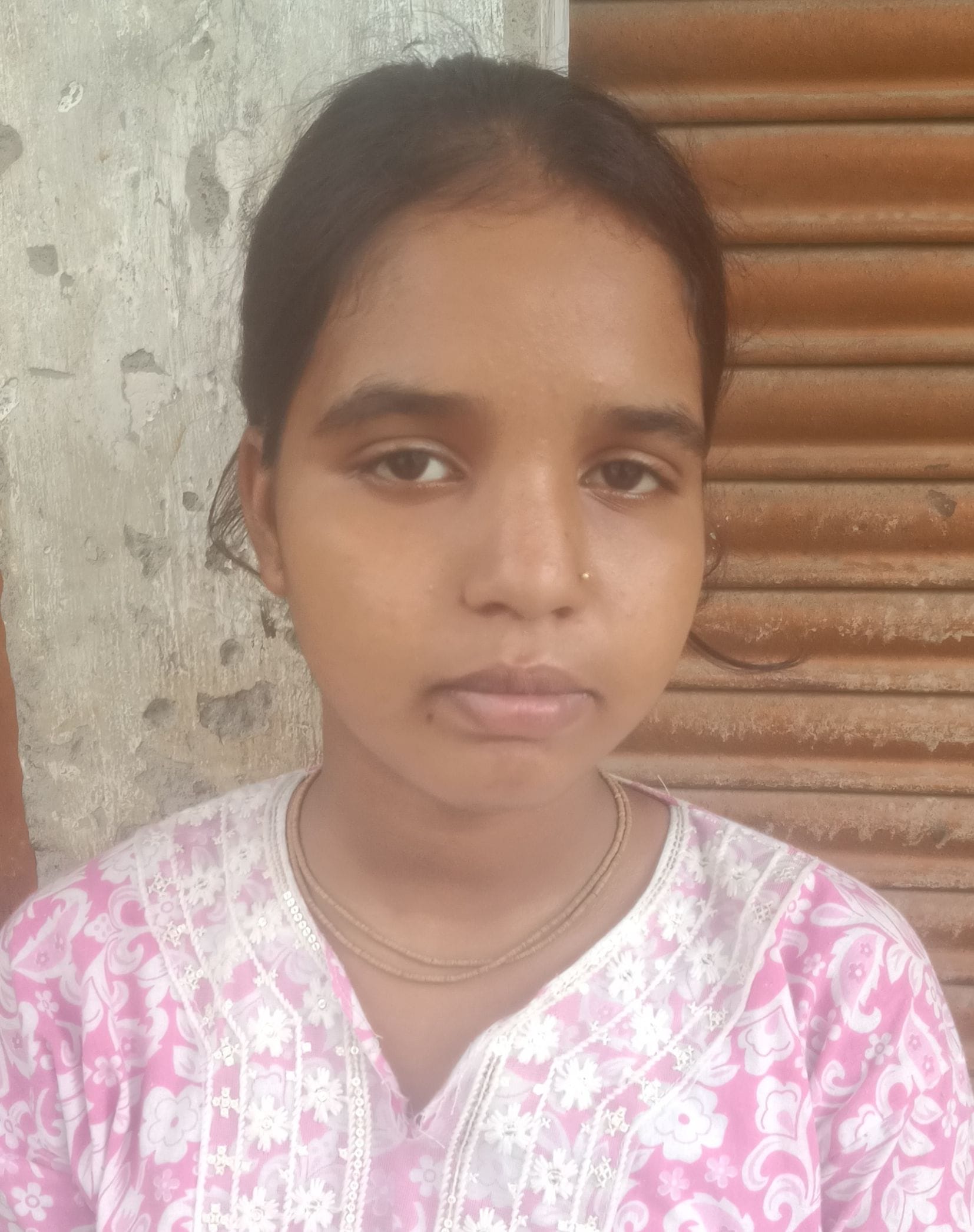 जगत में दुर्धटना स्थल पर सड़क  किनारे सूखती मक्का। संवाद