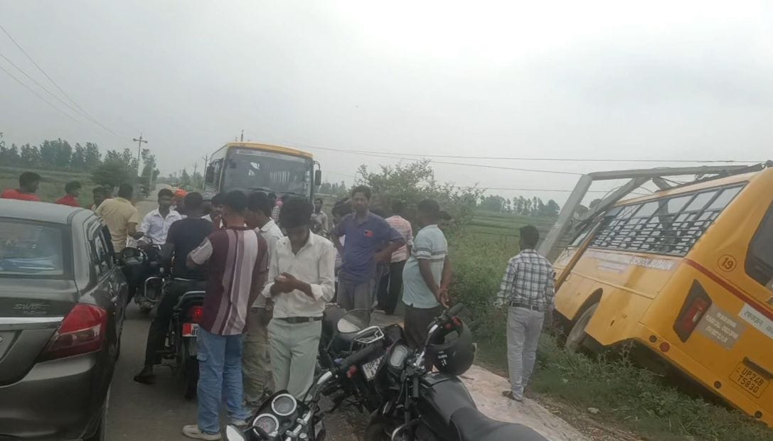 जगत में दुर्धटना स्थल पर सड़क  किनारे सूखती मक्का। संवाद