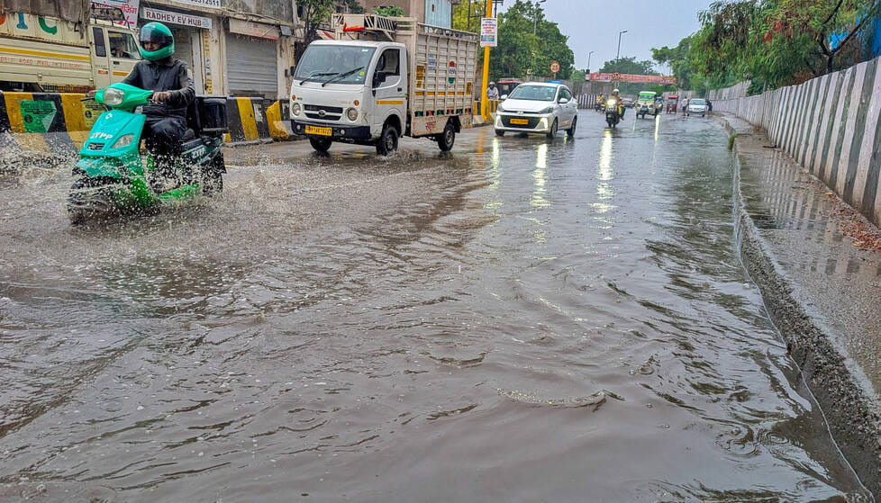 जीटी रोड पर हुई तेज बारिश में भीगती व लुत्फ उठाती छात्राएं। फोटो नितिन कुमार जीटी रोड पर हुई तेज बारिश में भीगती व लुत्फ उठाती छात्राएं। फोटो नितिन कुमार