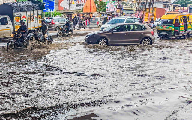 जीटी रोड पर हुई तेज बारिश में भीगती व लुत्फ उठाती छात्राएं। फोटो नितिन कुमार जीटी रोड पर हुई तेज बारिश में भीगती व लुत्फ उठाती छात्राएं। फोटो नितिन कुमार