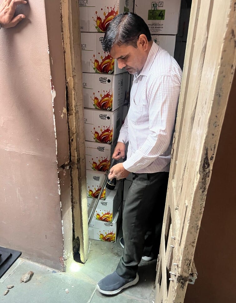 कुरुक्षेत्र। नए बस अड्डे पर बूथ में जहरीले सांप को काबू करने को सर्च अभियान चलाते स्नेकमैन सती कुरुक्षेत्र। नए बस अड्डे पर बूथ में जहरीले सांप को काबू करने को सर्च अभियान चलाते स्नेकमैन सती