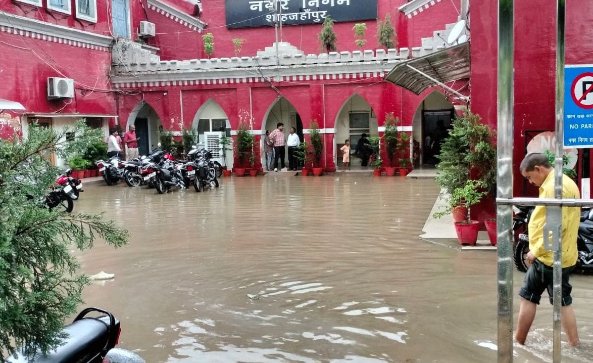 कवि तिराहा पर बारिश से हुए जलभराव में निकलते वाहन। संवाद