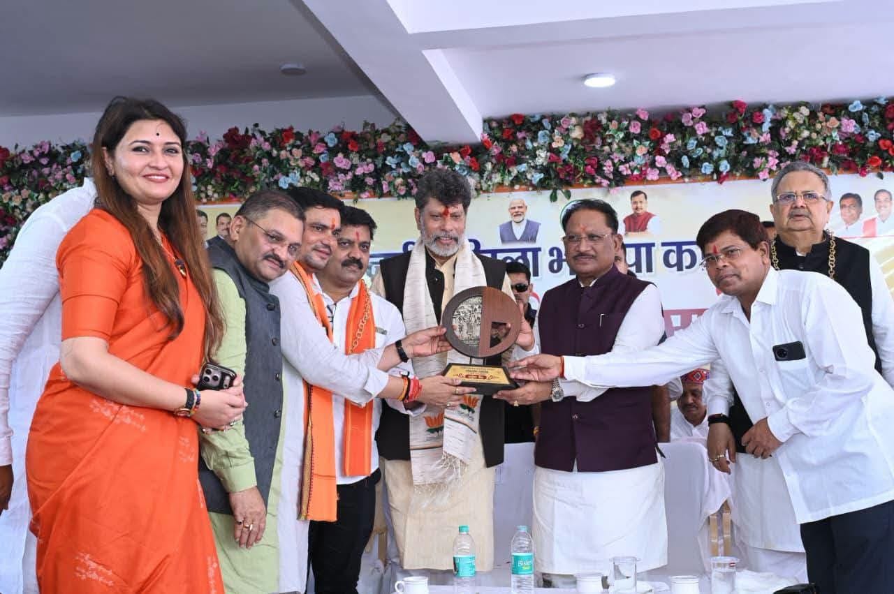कवर्धा में आयोजित कार्यक्रम में भाजपा नेता शामिल हुए कवर्धा में आयोजित कार्यक्रम में भाजपा नेता शामिल हुए