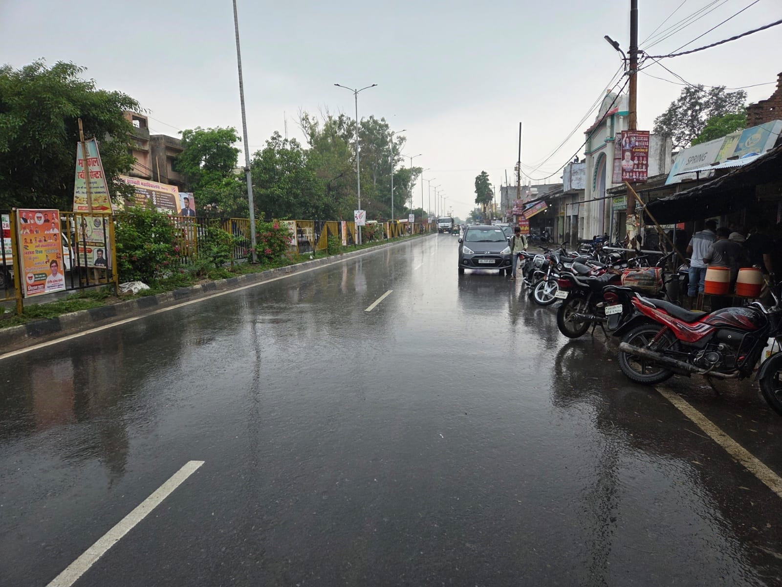 खुर्जा के गांधी मार्ग पर बुधवार को तेज बारिश में जाता छात्र। संवाद खुर्जा के गांधी मार्ग पर बुधवार को तेज बारिश में जाता छात्र। संवाद