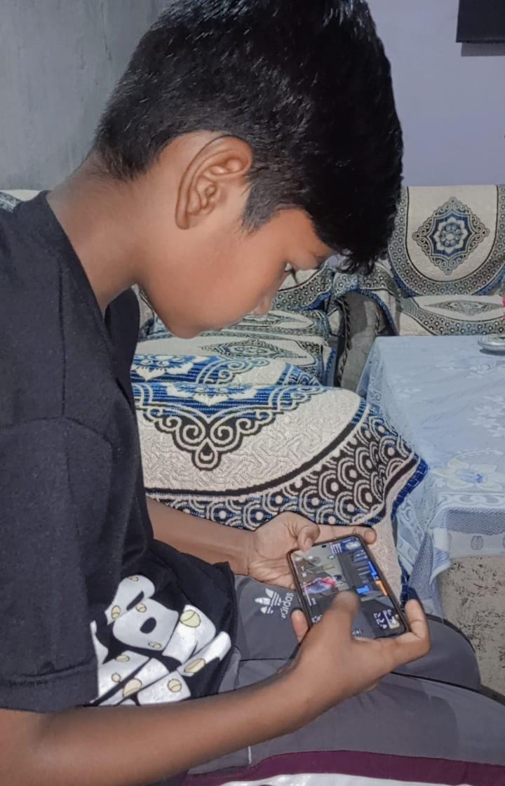 मोबाइल में वीडियो गेम खेलता बच्चा। संवाद मोबाइल में वीडियो गेम खेलता बच्चा। संवाद