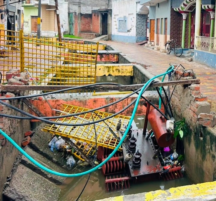 मखदूमपुर स्टैड के पास नाले पर रखे ट्रांसफार्मर की दीवार नीचे से क्षतिग्रस्त हो गई है। कभी भी गि मखदूमपुर स्टैड के पास नाले पर रखे ट्रांसफार्मर की दीवार नीचे से क्षतिग्रस्त हो गई है। कभी भी गि