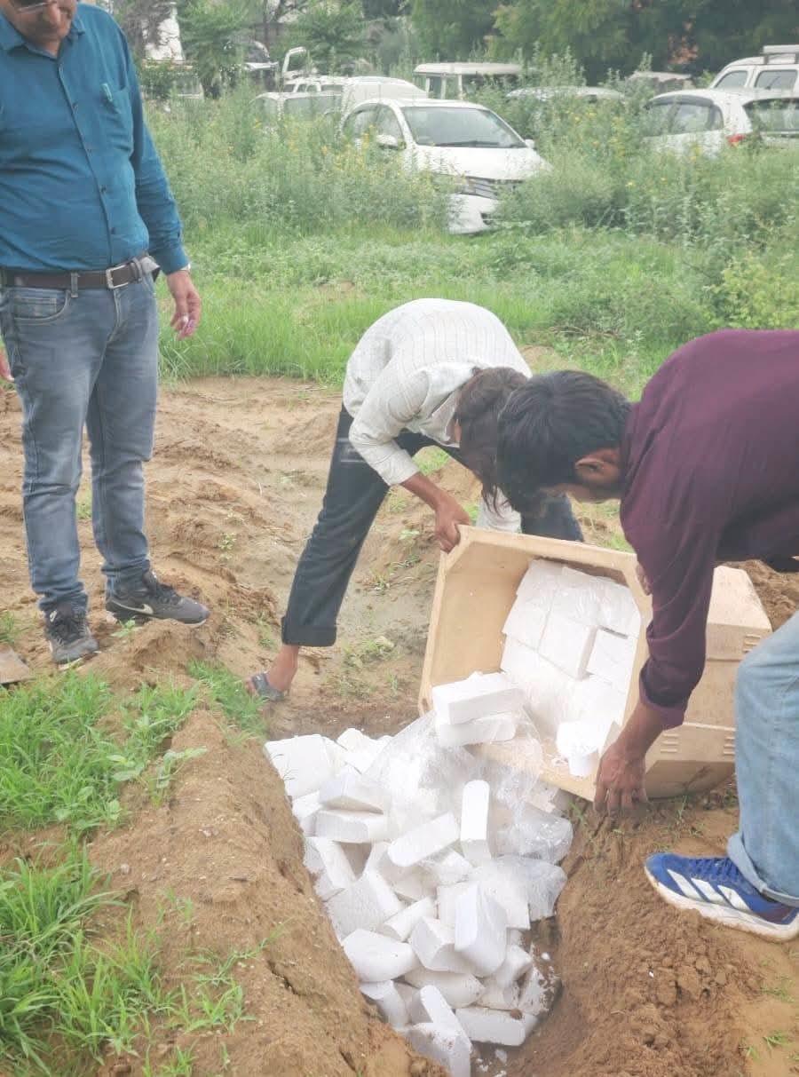 मिलावटी पनीर की जांच करके नष्ट करते विभागीय अधिकारी। मिलावटी पनीर की जांच करके नष्ट करते विभागीय अधिकारी।
