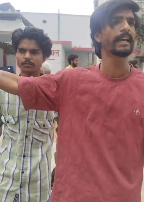 नगर पालिका में हंगामा करते सफाई कर्मी। संवाद नगर पालिका में हंगामा करते सफाई कर्मी। संवाद