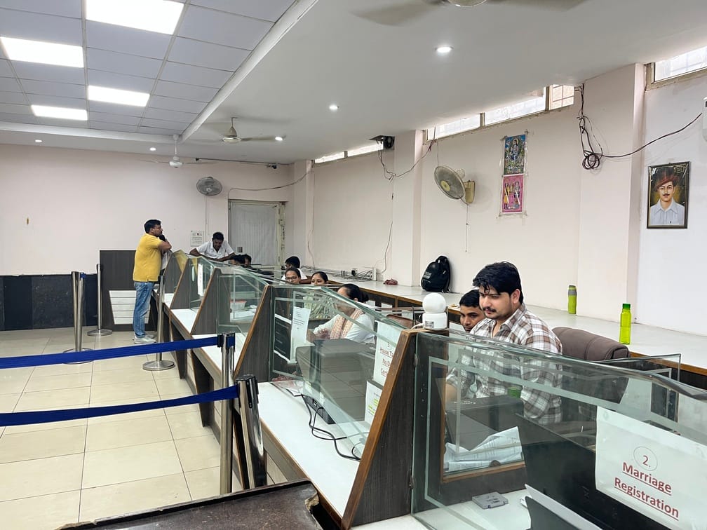 नगर परिषद कार्यालय में खाली पड़े काउंटर। संवाद
