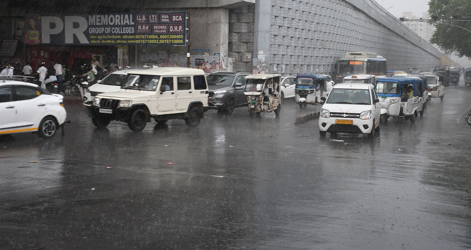 राजधानी में मंगलवार को कई इलाकों में बारिश हुई। राजधानी में मंगलवार को कई इलाकों में बारिश हुई।