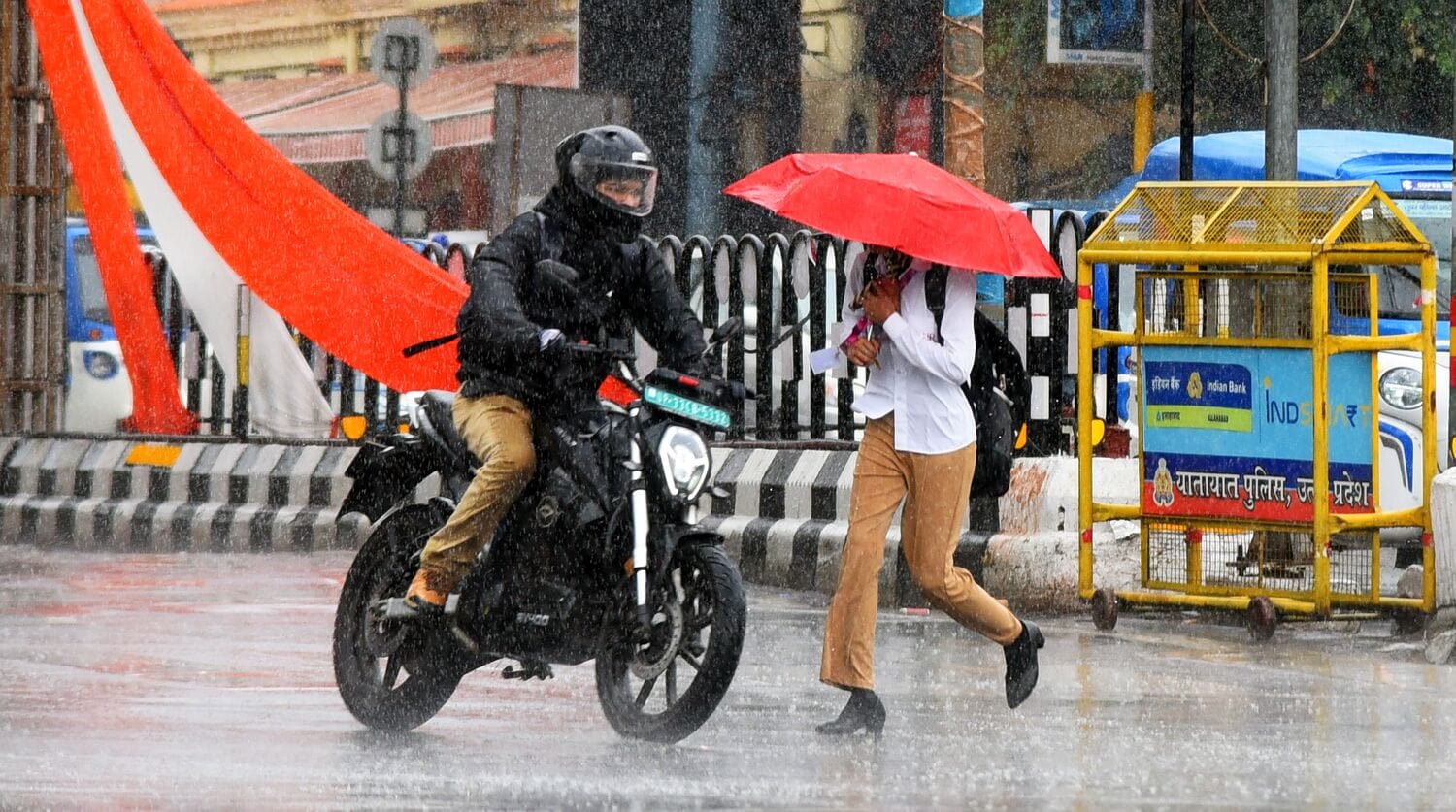 राजधानी में मंगलवार को कई इलाकों में बारिश हुई। राजधानी में मंगलवार को कई इलाकों में बारिश हुई।