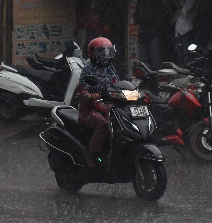 राजधानी में मंगलवार को कई इलाकों में बारिश हुई। राजधानी में मंगलवार को कई इलाकों में बारिश हुई।
