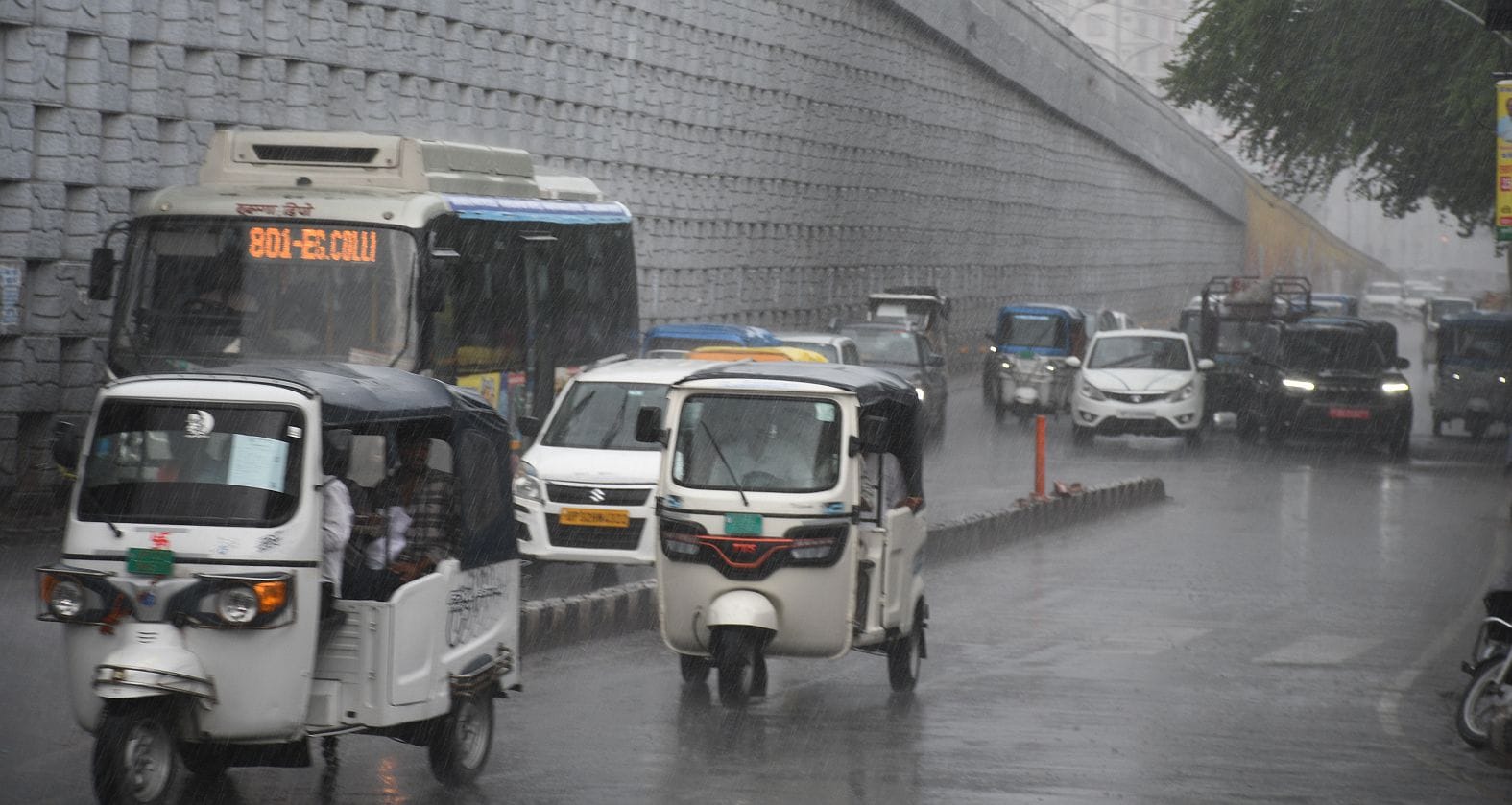 राजधानी में मंगलवार को कई इलाकों में बारिश हुई। राजधानी में मंगलवार को कई इलाकों में बारिश हुई।