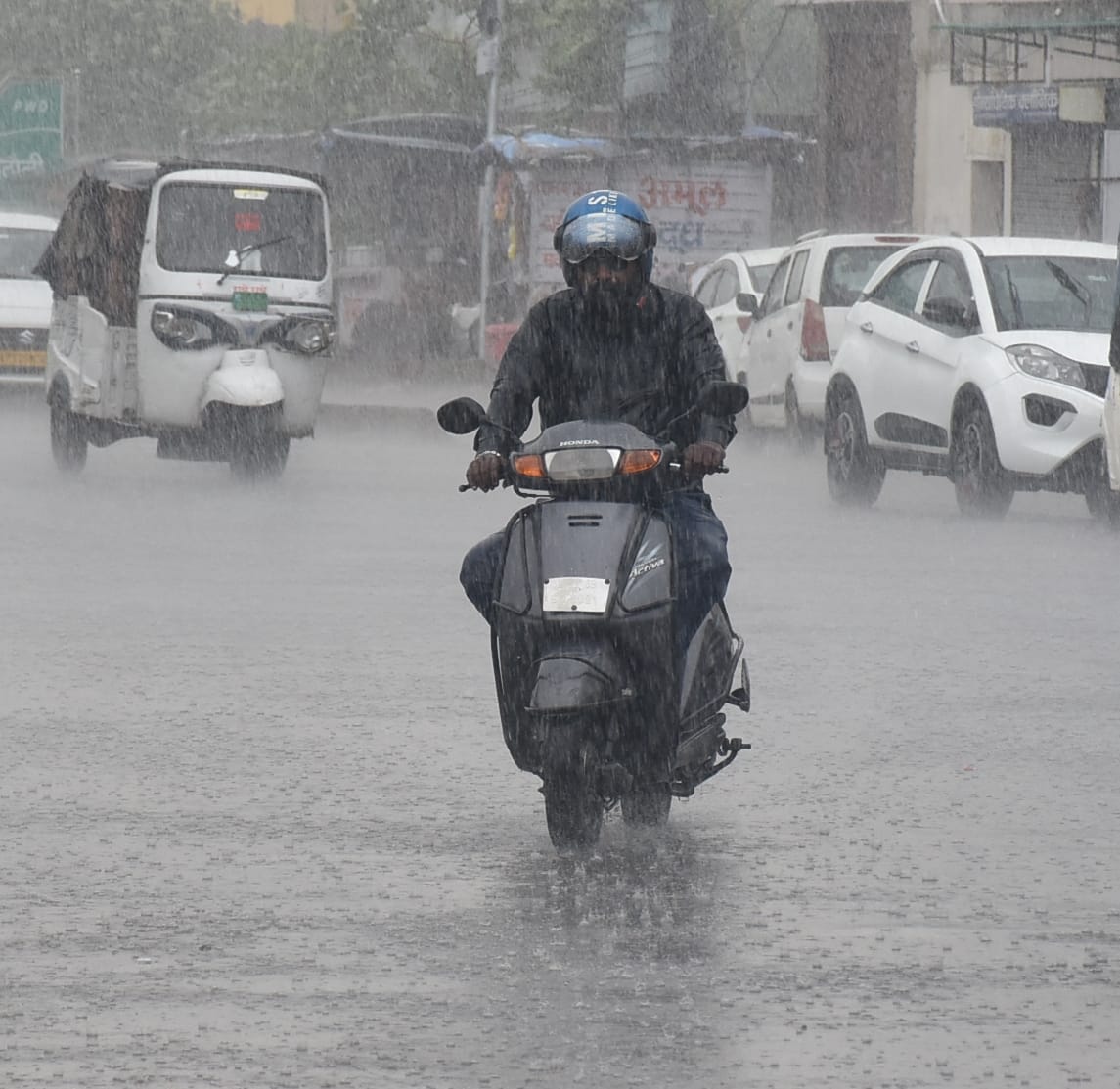 राजधानी में मंगलवार को कई इलाकों में बारिश हुई। राजधानी में मंगलवार को कई इलाकों में बारिश हुई।