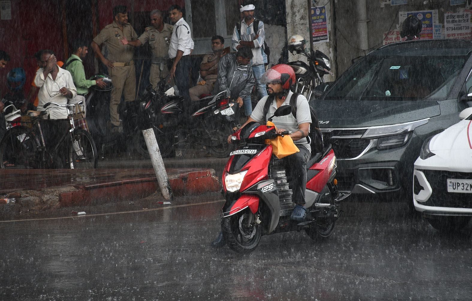 राजधानी में मंगलवार को कई इलाकों में बारिश हुई। राजधानी में मंगलवार को कई इलाकों में बारिश हुई।