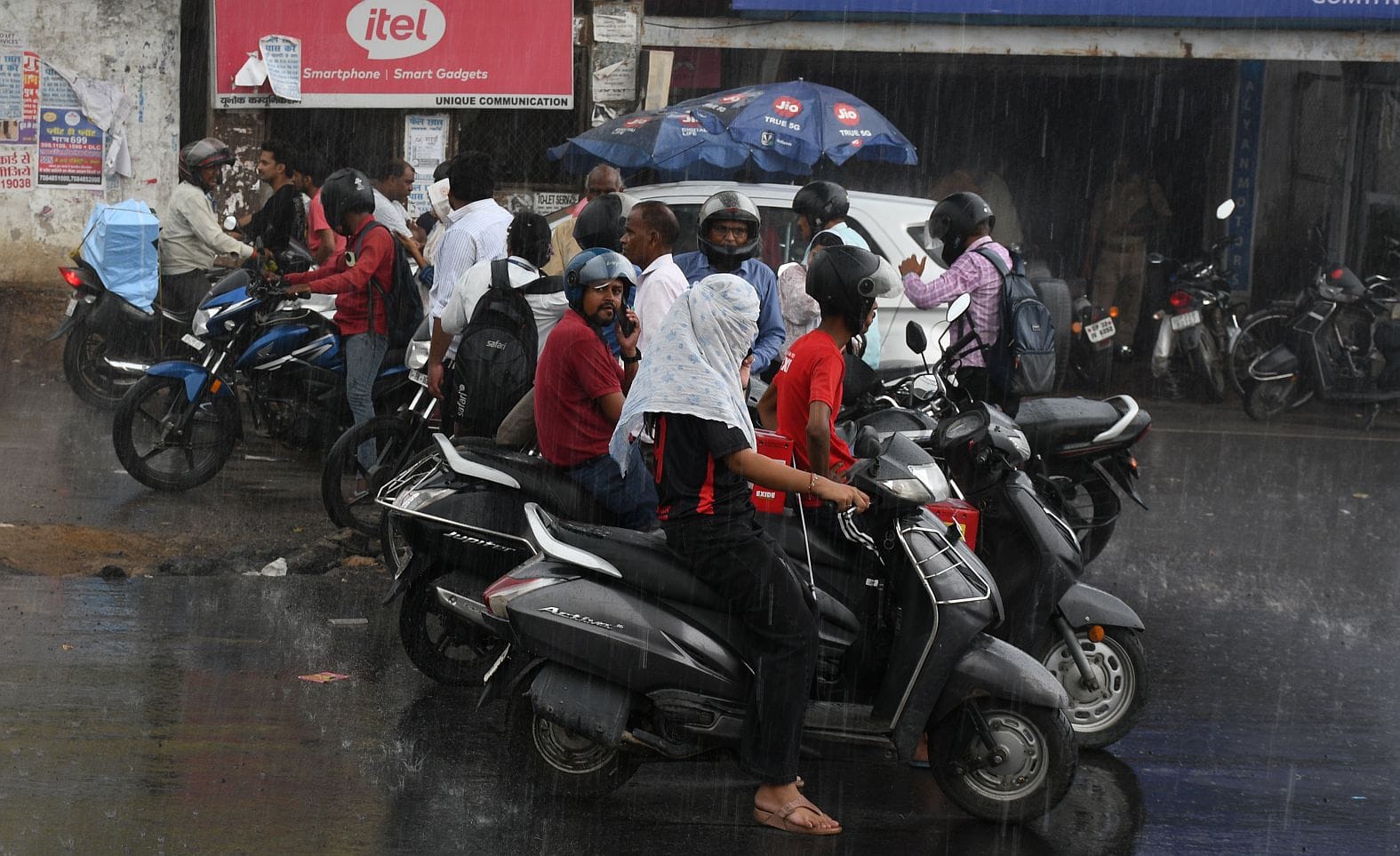 राजधानी में मंगलवार को कई इलाकों में बारिश हुई। राजधानी में मंगलवार को कई इलाकों में बारिश हुई।