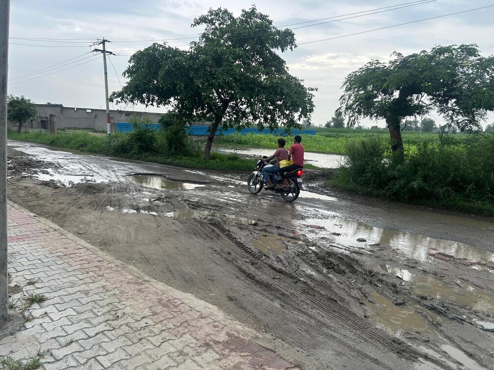 रठौरा खुर्द गांव का मुख्य मार्ग स्रोत संवाद रठौरा खुर्द गांव का मुख्य मार्ग स्रोत संवाद