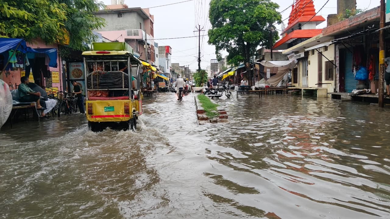 सरधना। गुजरान गेट पर शहीद द्वार के पास दिनभर रहा जलभराव। संवाद