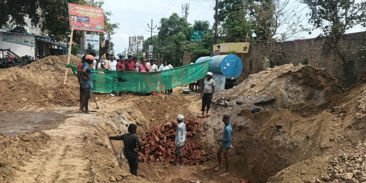 सीवर को लेकर नाराजगी जताते लोग।