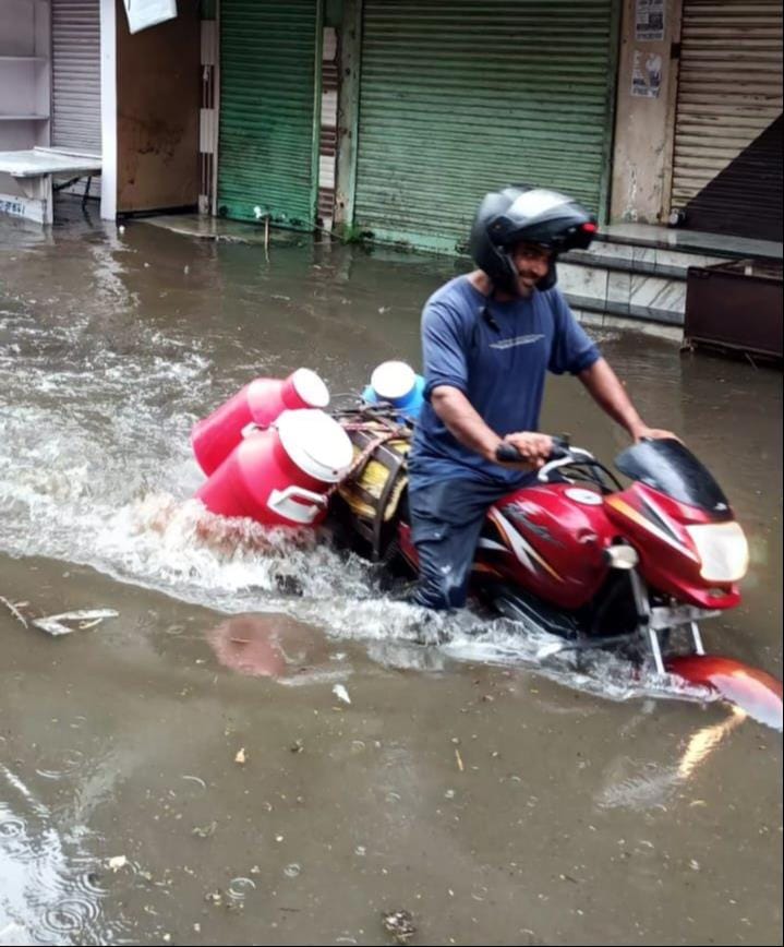 शहर के टंकी रोड स्थित मार्ग पर बारिश के बाद हुए जलभराव के बीच गुजरते वाहन चालक। संवाद शहर के टंकी रोड स्थित मार्ग पर बारिश के बाद हुए जलभराव के बीच गुजरते वाहन चालक। संवाद
