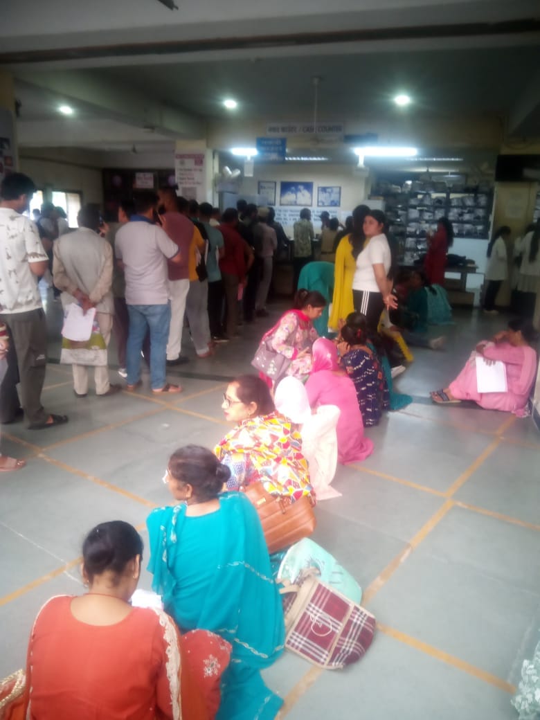 टांडा में सर्वर ठप होने पर काउंटर के बाहर लगी लाइन। जागरूक पाठक टांडा में सर्वर ठप होने पर काउंटर के बाहर लगी लाइन। जागरूक पाठक