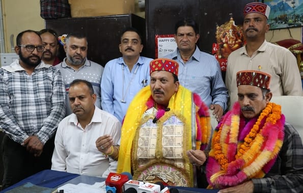 धर्मशाला बस स्टैंड में एचआरटीसी चालक-परिचालक यूनियन के प्रदेशाध्यक्ष मान सिंह ठाकुर को स्वागत क
