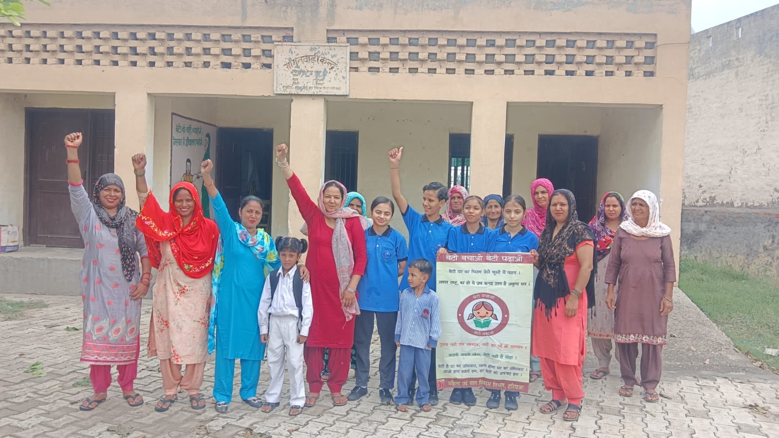08 ढांड 02  चंदलाना में घटते लिंगानुपात के प्रति जागरूकता रैली निकालती स्वास्थ्य विभाग की टीम व