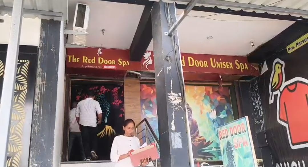 Damoh News: दमोह में स्पा सेंटर पर पुलिस का बड़ा एक्शन, आपत्तिजनक हालत में मिले तीन युवक-तीन युवतियां