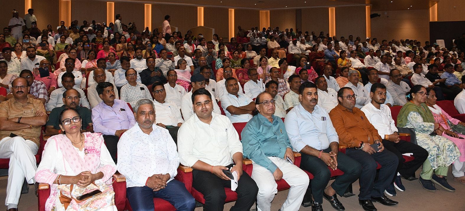 आईजीपी के कार्यक्रम में शिक्षकों के साथ डिप्टी सीएम ब्रजेशा पाठक व अन्य। आईजीपी के कार्यक्रम में शिक्षकों के साथ डिप्टी सीएम ब्रजेशा पाठक व अन्य।