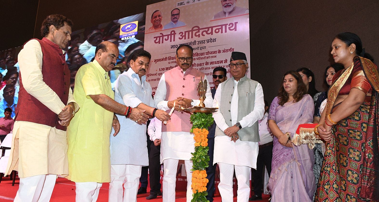 आईजीपी के कार्यक्रम में शिक्षकों के साथ डिप्टी सीएम ब्रजेशा पाठक व अन्य। आईजीपी के कार्यक्रम में शिक्षकों के साथ डिप्टी सीएम ब्रजेशा पाठक व अन्य।