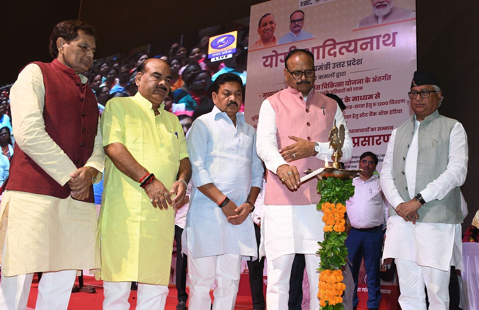 आईजीपी के कार्यक्रम में शिक्षकों के साथ डिप्टी सीएम ब्रजेशा पाठक व अन्य। आईजीपी के कार्यक्रम में शिक्षकों के साथ डिप्टी सीएम ब्रजेशा पाठक व अन्य।