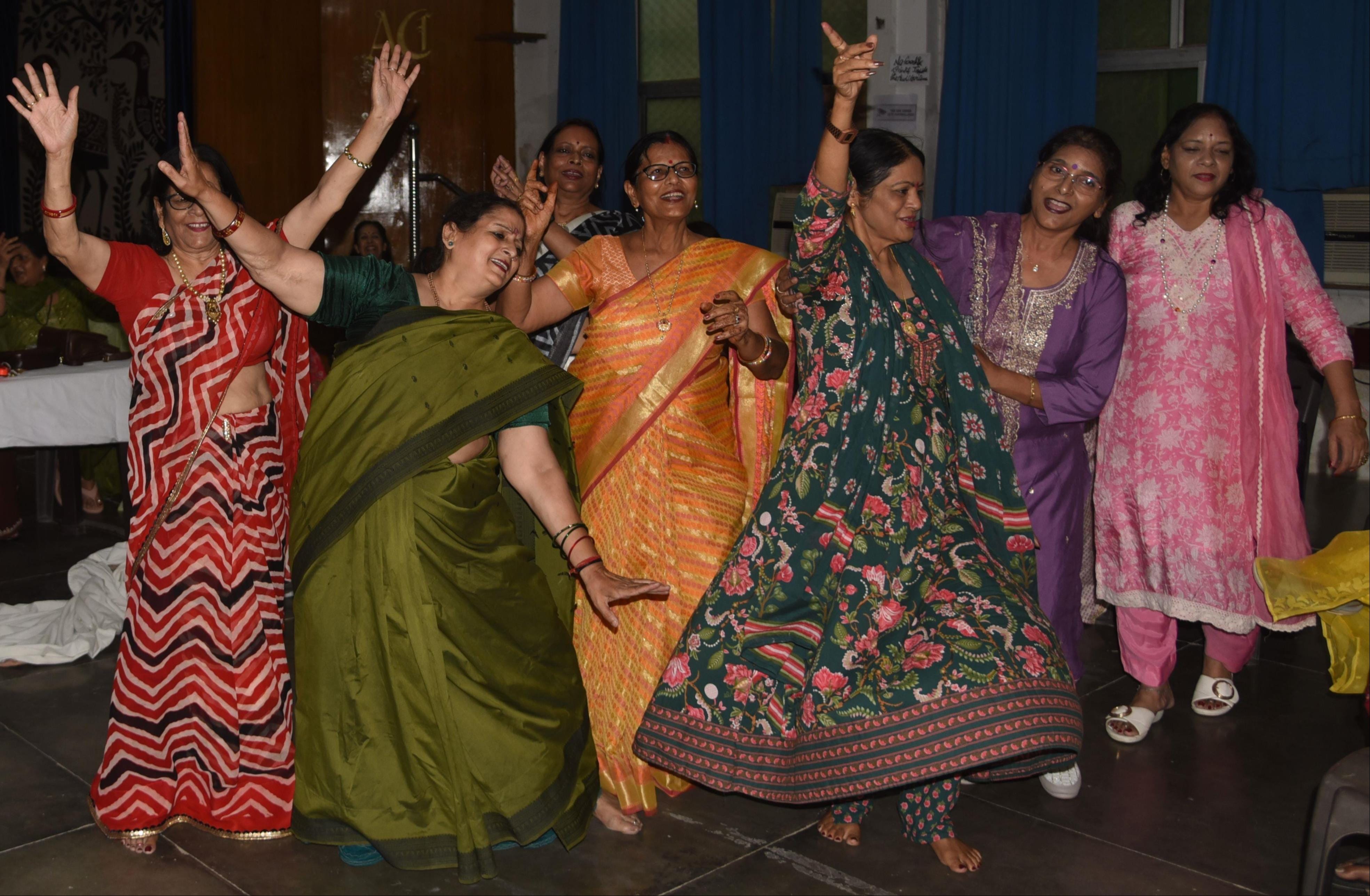 अवध लेडीज क्लब के ऑडिटोरियम में सांस्कृतिक कार्यक्रम का आयोजन अवध लेडीज क्लब के ऑडिटोरियम में सांस्कृतिक कार्यक्रम का आयोजन
