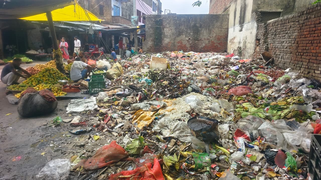 बाबू राम सर्राफ नगर में चोक नालियों से होता जलभराव। संवाद