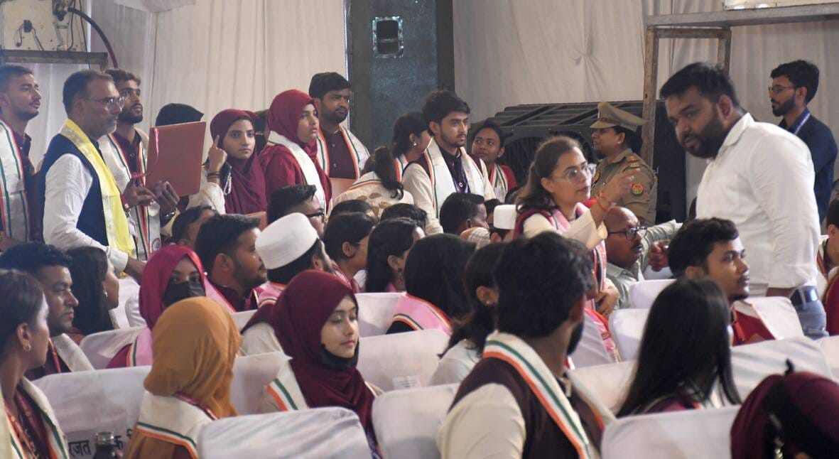 भाषा विश्वविद्यालय के 11वें दीक्षांत समारोह में सम्मानित छात्र-छात्राएं।