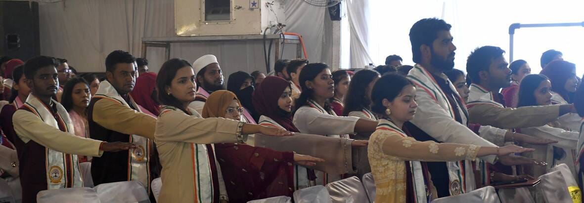भाषा विश्वविद्यालय के 11वें दीक्षांत समारोह में सम्मानित छात्र-छात्राएं।