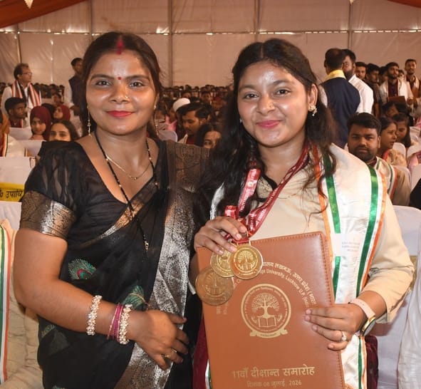 भाषा विश्वविद्यालय के 11वें दीक्षांत समारोह में सम्मानित छात्र-छात्राएं।
