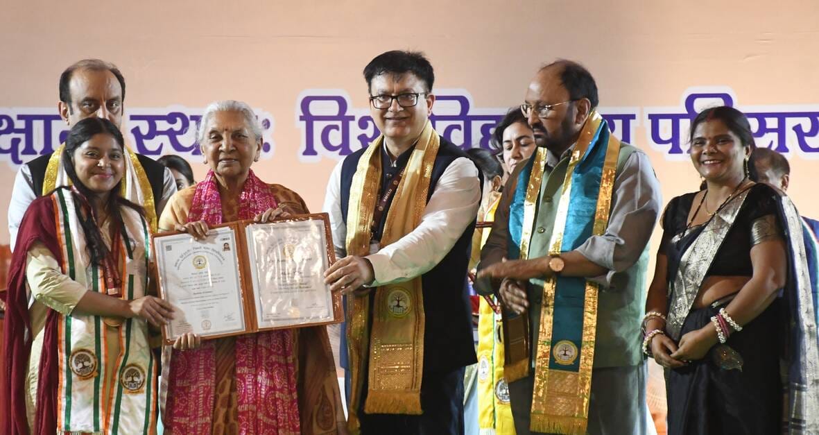 भाषा विश्वविद्यालय के 11वें दीक्षांत समारोह में सम्मानित छात्र-छात्राएं।