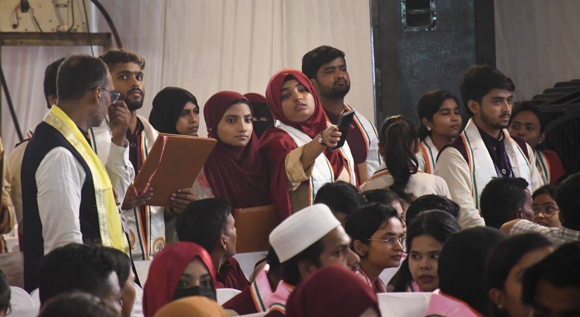 भाषा विश्वविद्यालय के 11वें दीक्षांत समारोह में सम्मानित छात्र-छात्राएं।