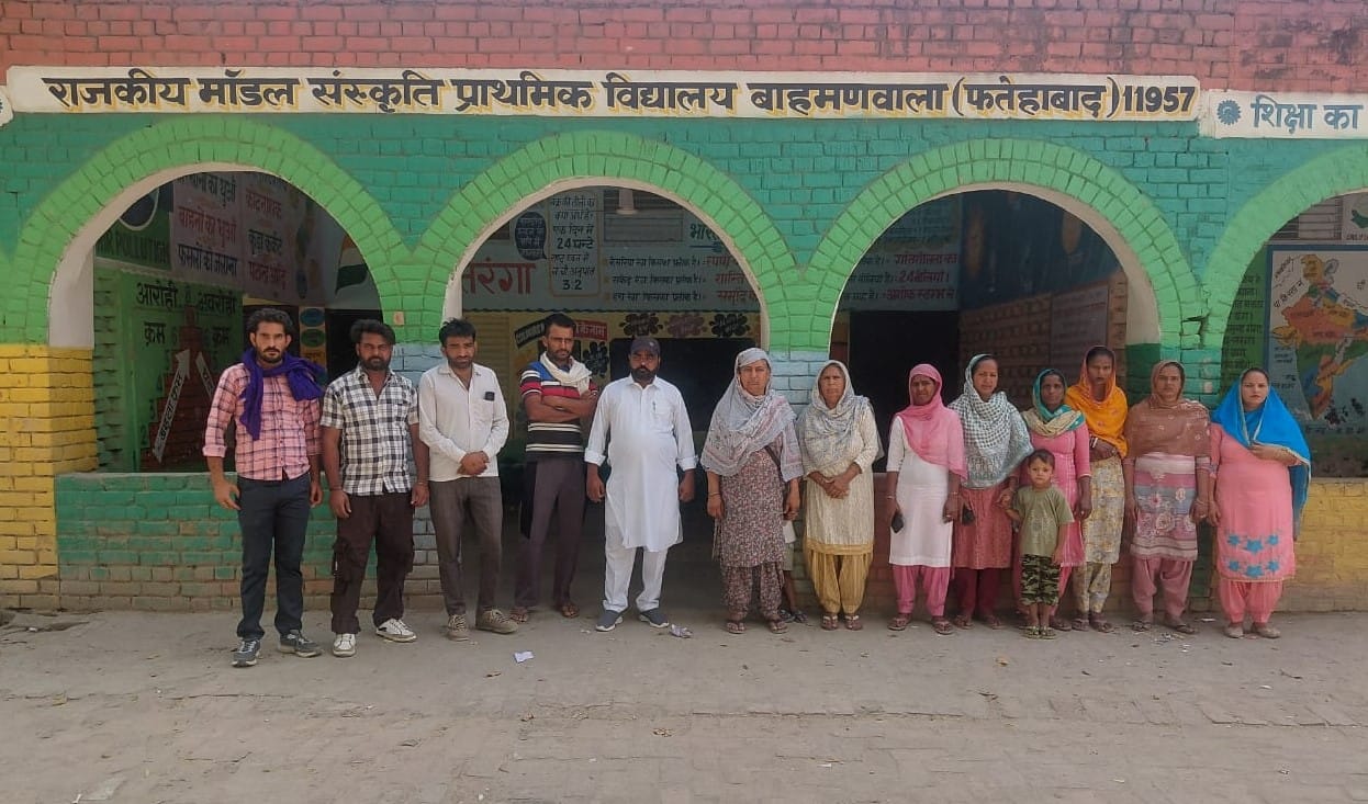 बिना अध्यापक कक्षा में बैठे हुए विद्यार्थी,स्त्रोत ग्रामीण बिना अध्यापक कक्षा में बैठे हुए विद्यार्थी,स्त्रोत ग्रामीण