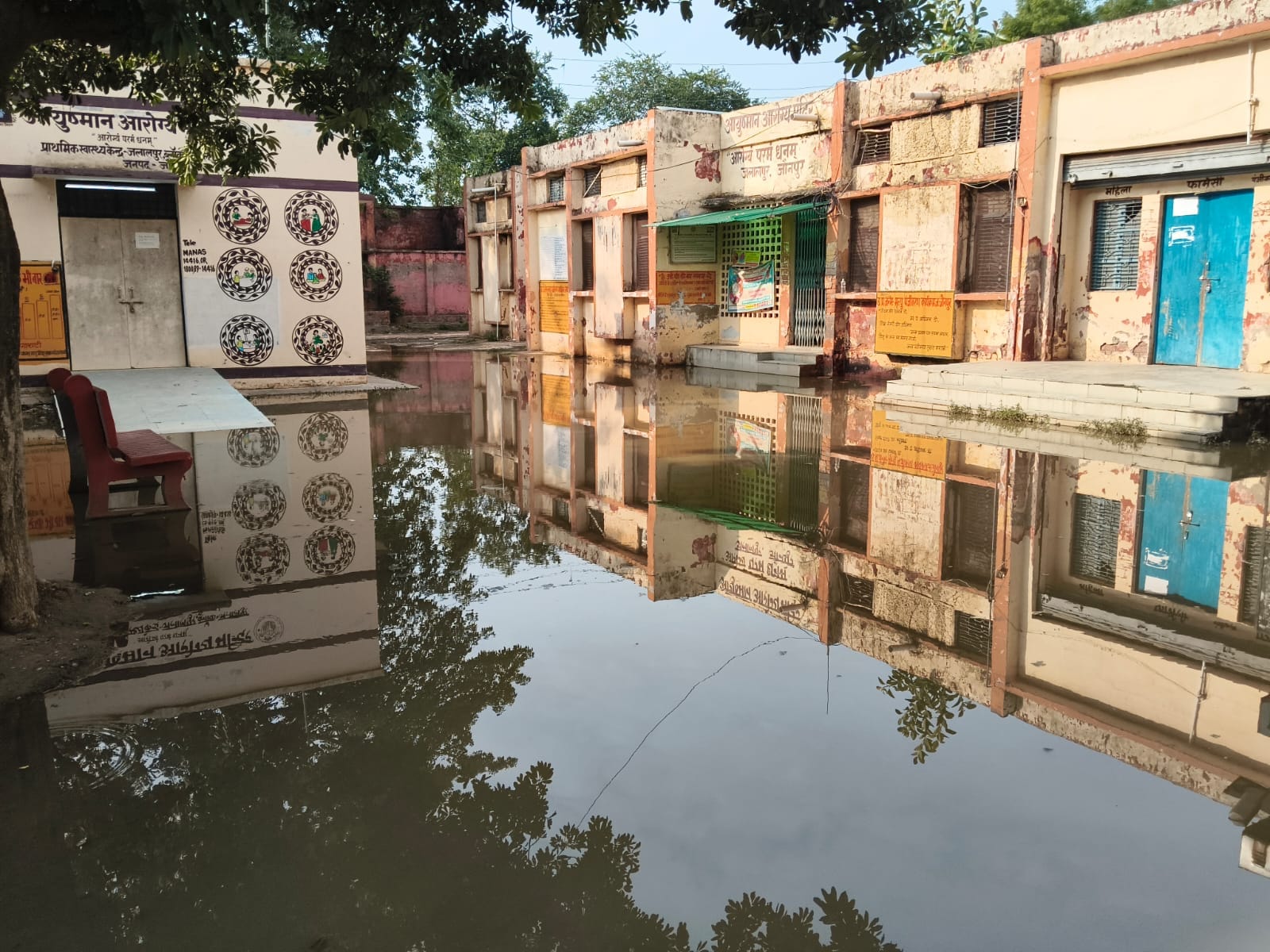 बरसात के बाद मड़ियाहूं तहसील परिसर में भरा पानी। स्रोत-संवाद बरसात के बाद मड़ियाहूं तहसील परिसर में भरा पानी। स्रोत-संवाद