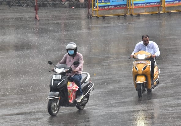 बुधवार को हुई बारिश के दौरान हजरतगंज का नजारा। बुधवार को हुई बारिश के दौरान हजरतगंज का नजारा।