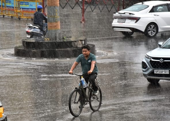 बुधवार को हुई बारिश के दौरान हजरतगंज का नजारा। बुधवार को हुई बारिश के दौरान हजरतगंज का नजारा।