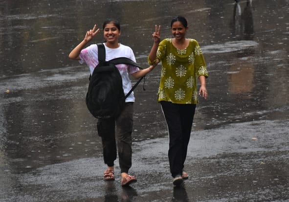 बुधवार को हुई बारिश के दौरान हजरतगंज का नजारा। बुधवार को हुई बारिश के दौरान हजरतगंज का नजारा।